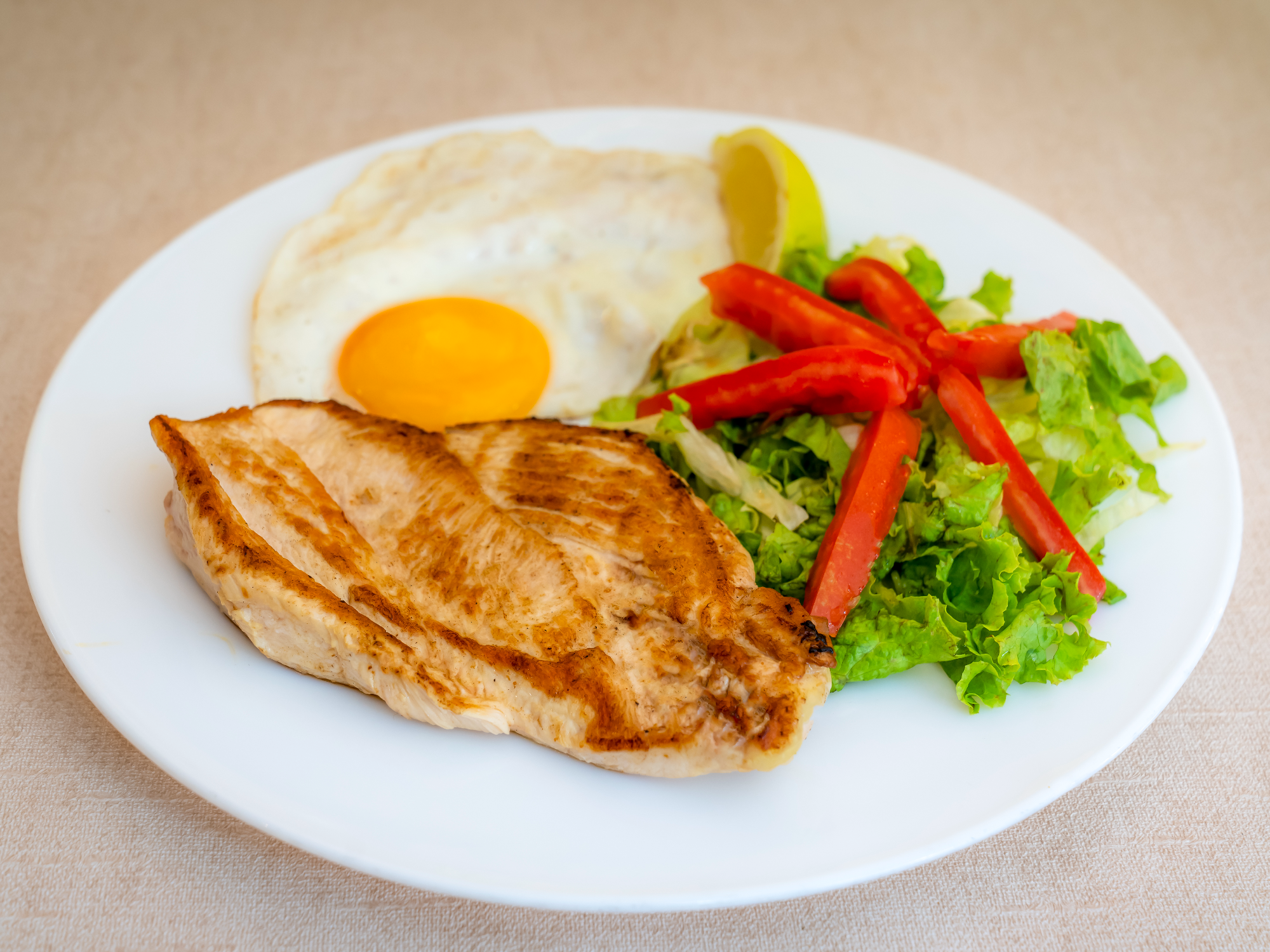 Pechuga Grillada con Guarnición