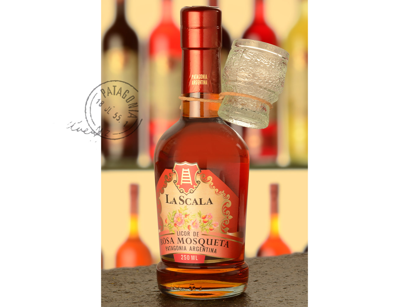 Licor de rosa mosqueta x 250 ml con vasito La Scala