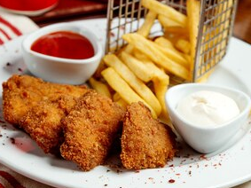 Nuggets de pollo con papas fritas