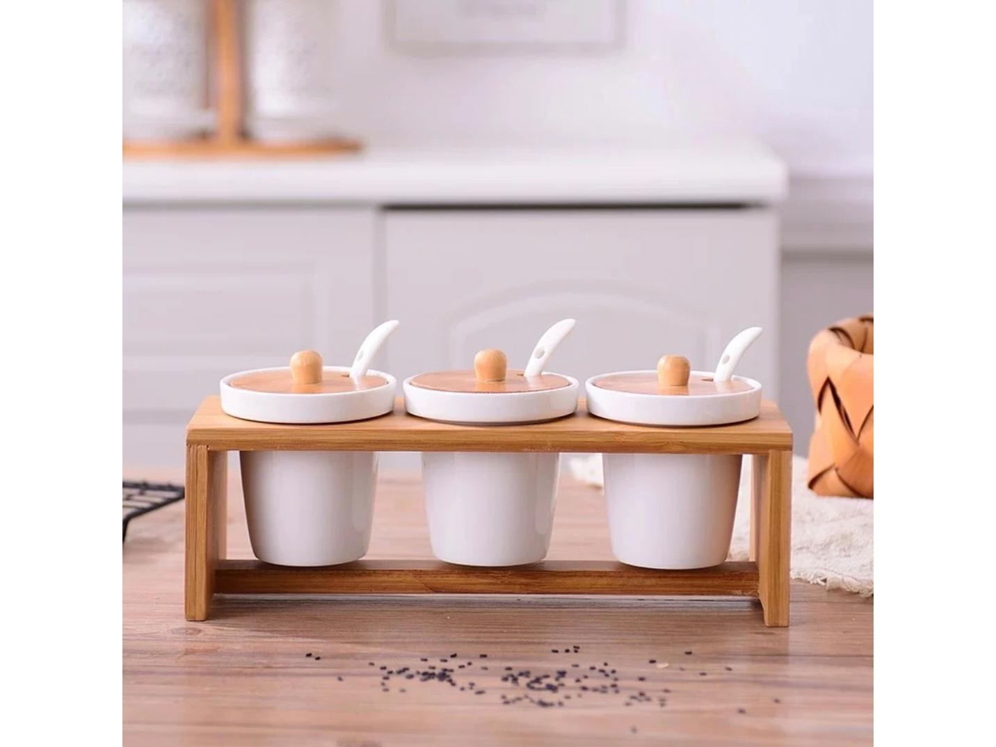 Juego de condimenteros de cerámica con soporte de bambú.