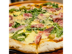 1 piza de rucula y crudo + 2 coronas de 330cc