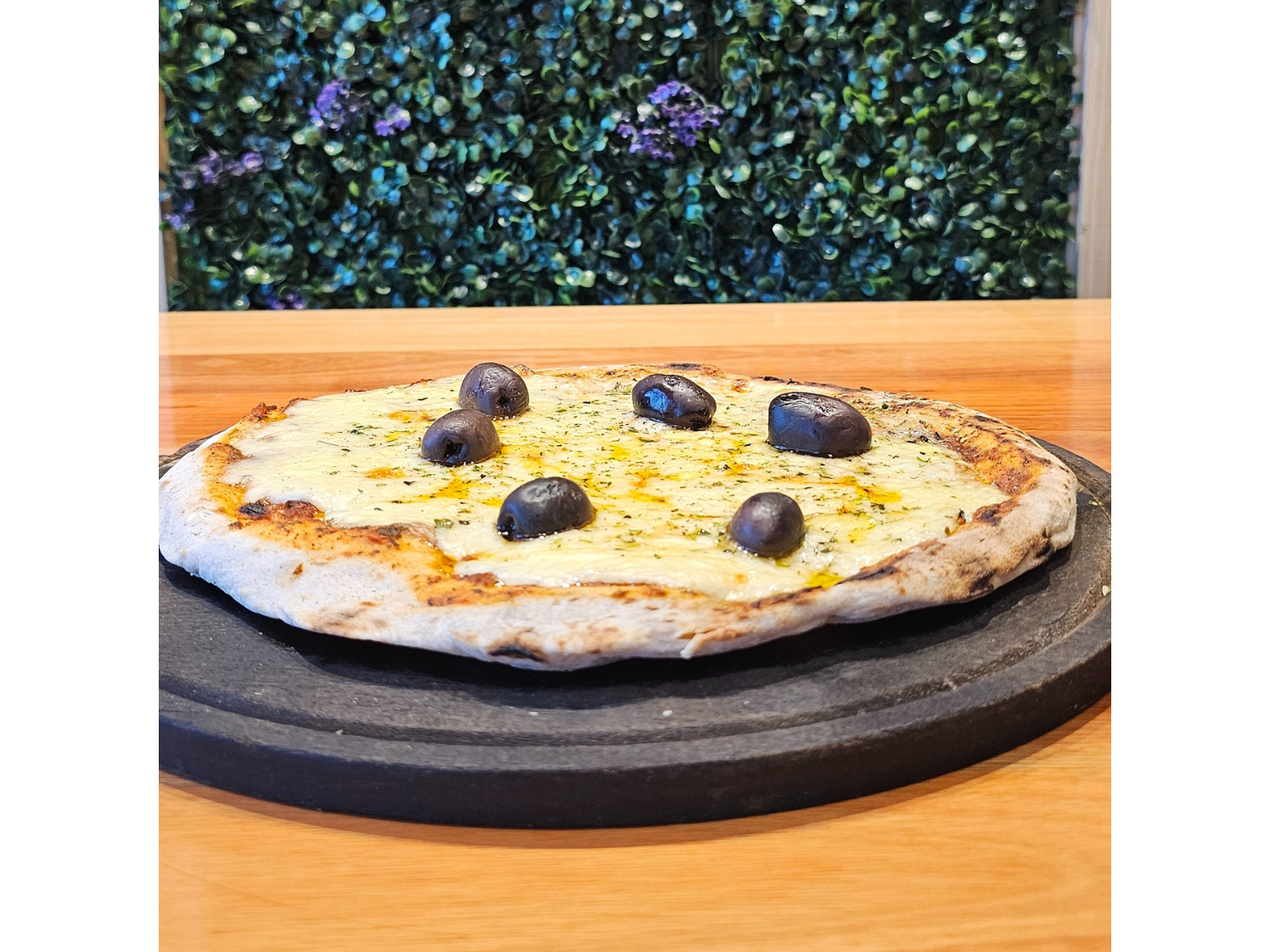 1 pizza margarita + 2 latas de imperial rubia