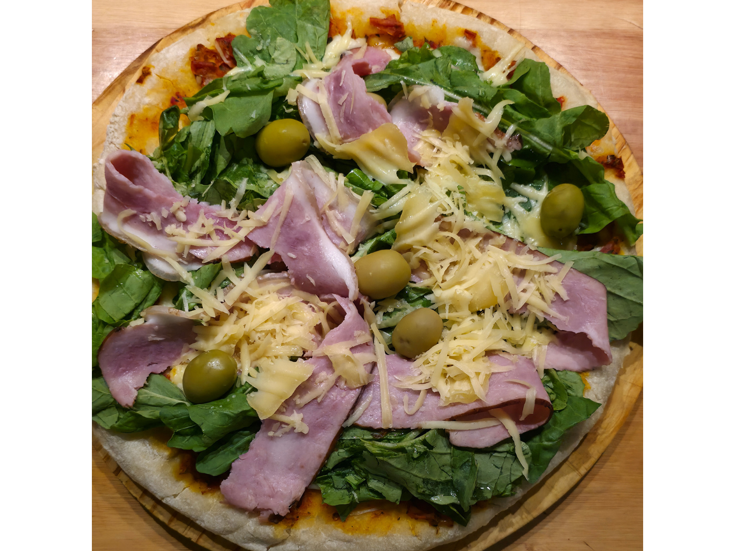 1 pizza de rucula y crudo +  1 coca de 1,5