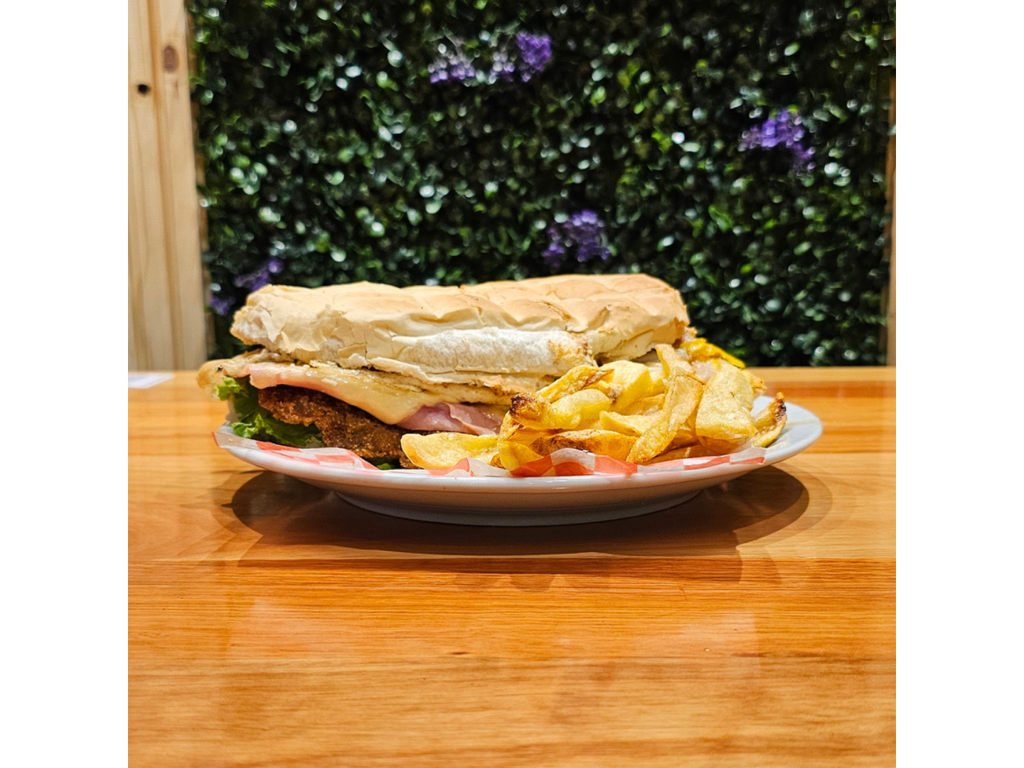 Medio sándwich de milanesa  + lata de coca de 354cc