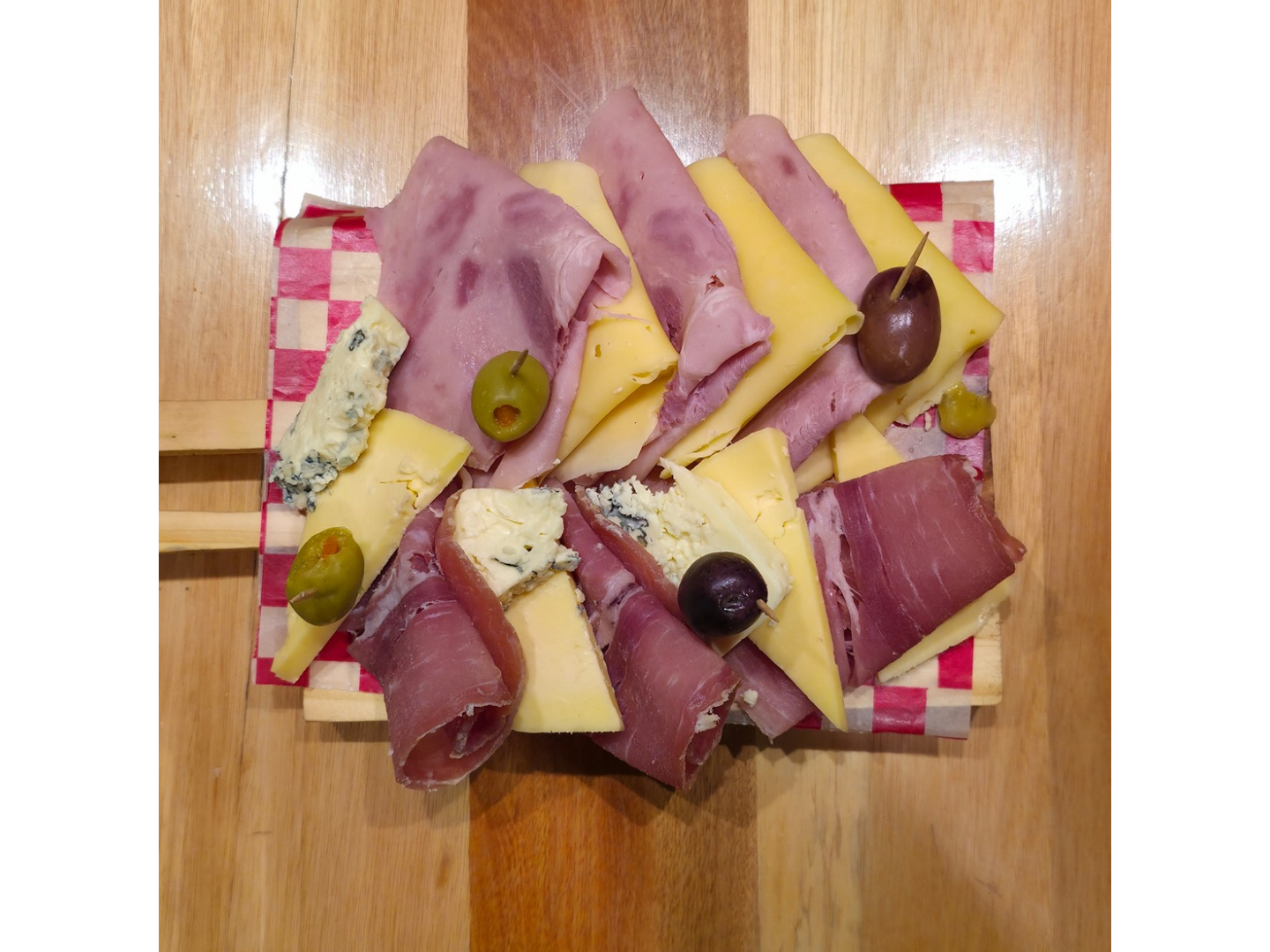 Tabla de crudo y quesos