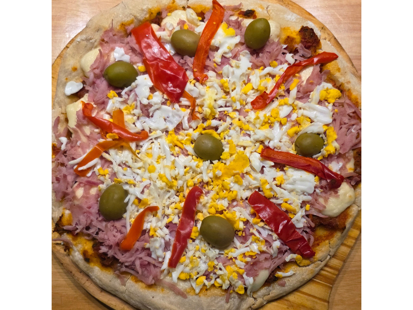 Media pizza especial + lata de coca