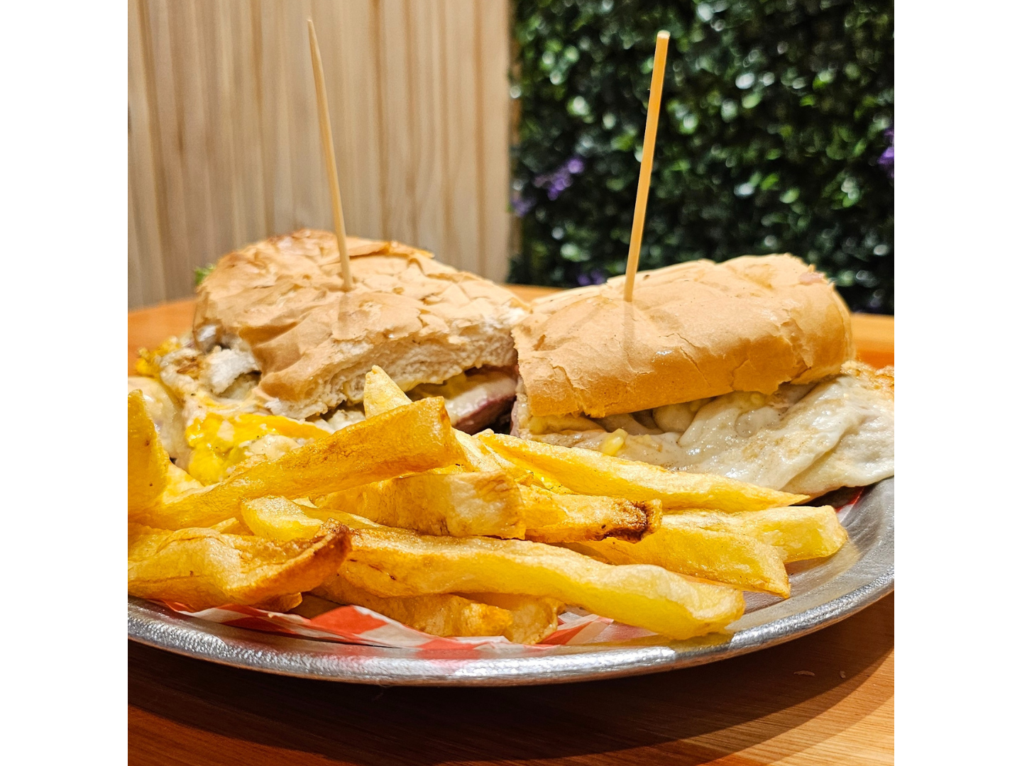 1 lomo de pollo + 2 latas de coca de 354cc