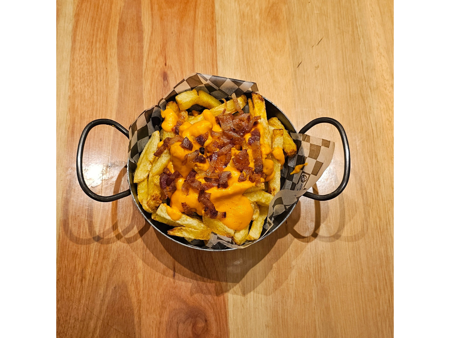 Con cheddar, panceta y verdeo
