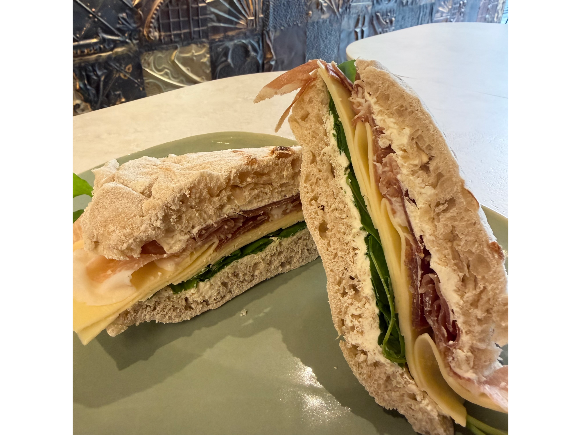 Sandwich de jamon crudo