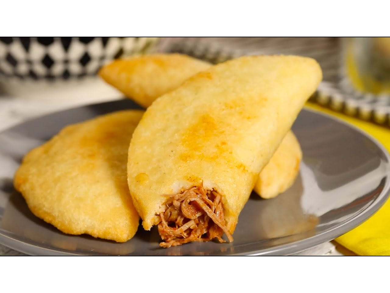 Empanada de carne mechada