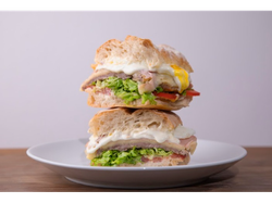 2 Sandwiches de milanesa completos con papas fritas + gaseosa de 1.5 lts