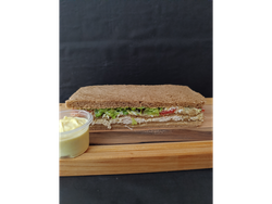 Pollo Cesar (pan negro) cuádruple