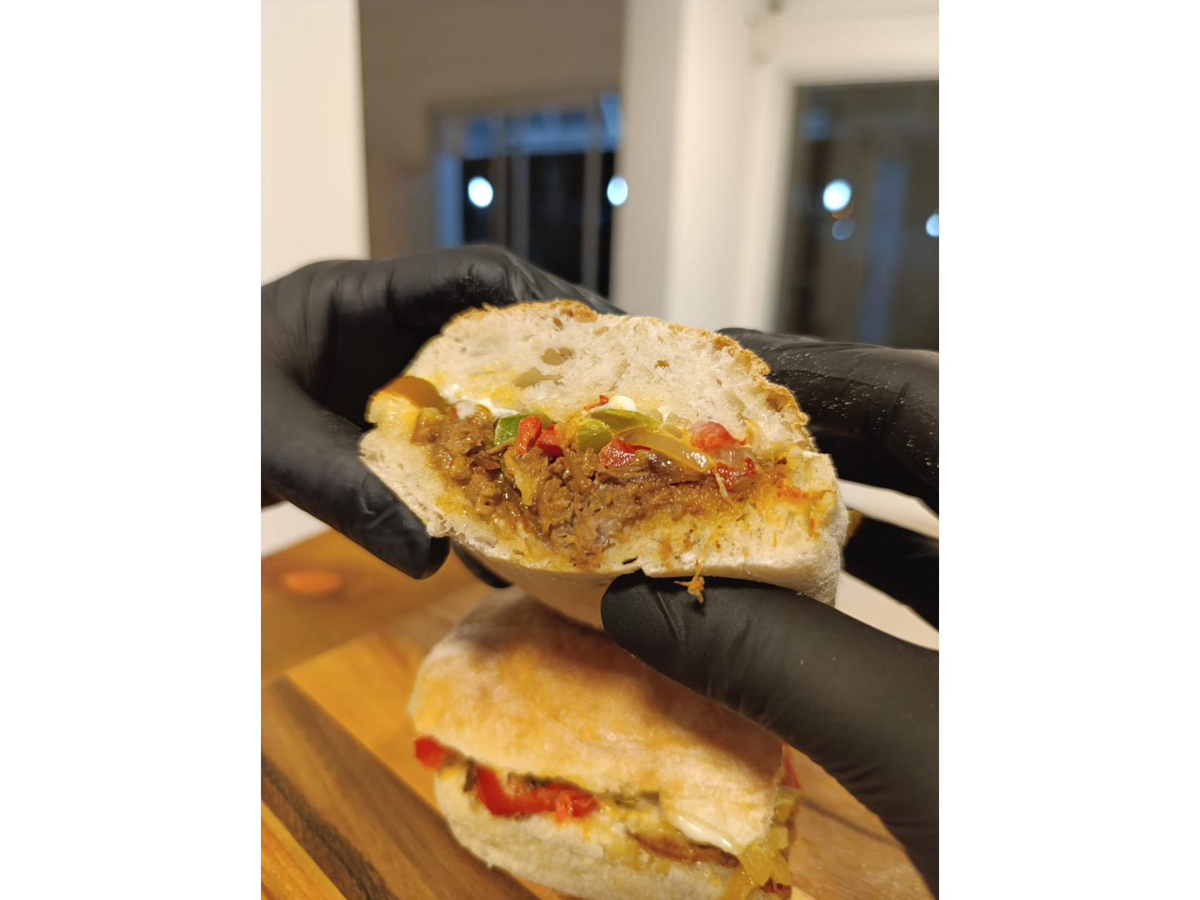 2 sandwiches de ternera desmenuzada + 2 papas snack + bebida 1,5 L