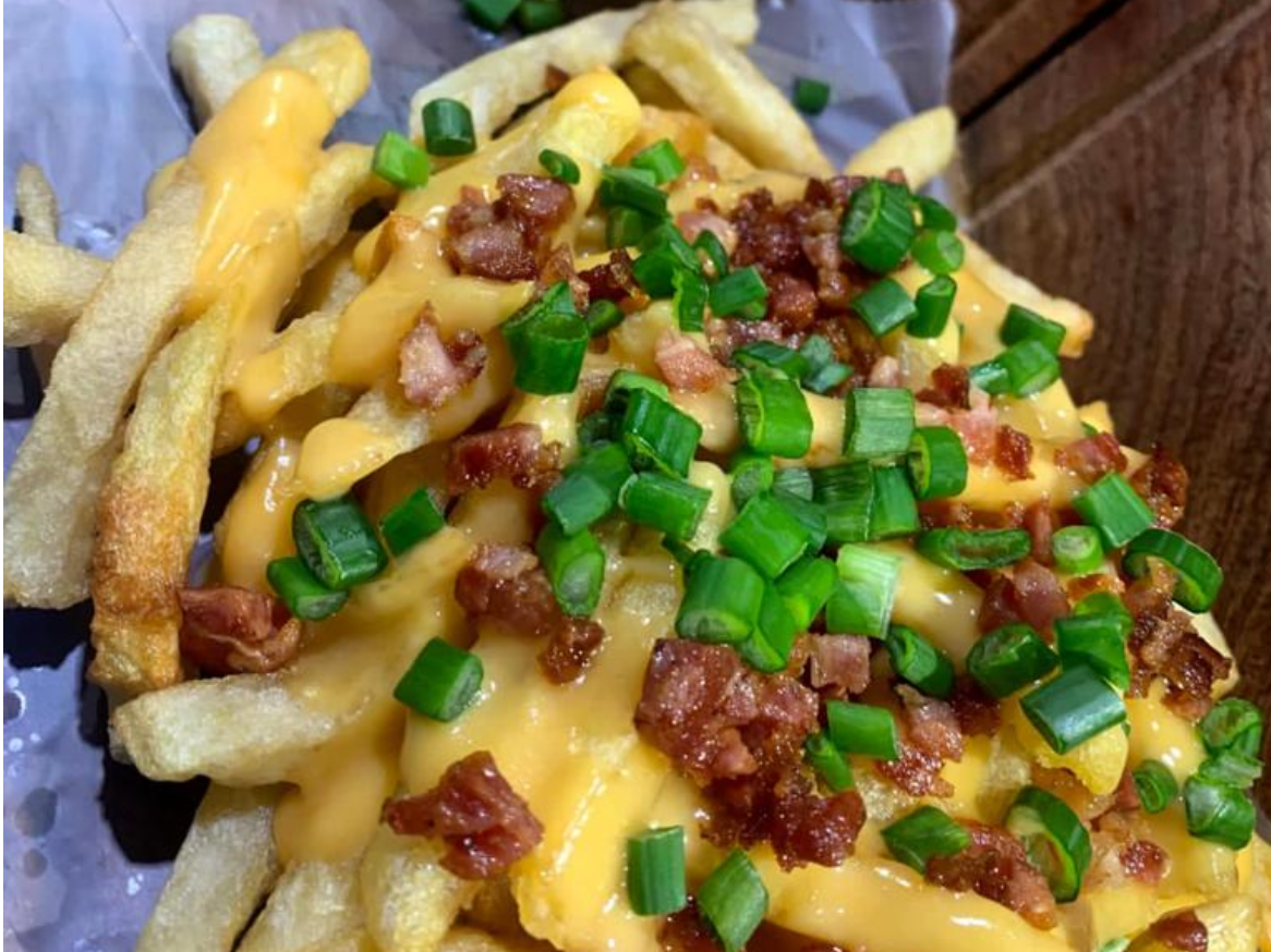 Papas con cheddar, verdeo y panceta