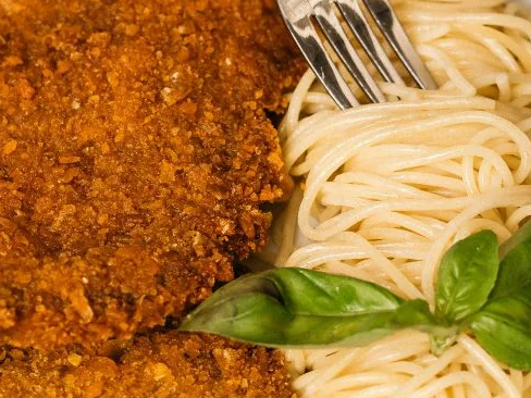 Milanesa con fideos, a la crema o con queso