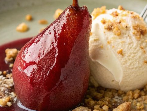 Peras al Vino con Bocha de Helado