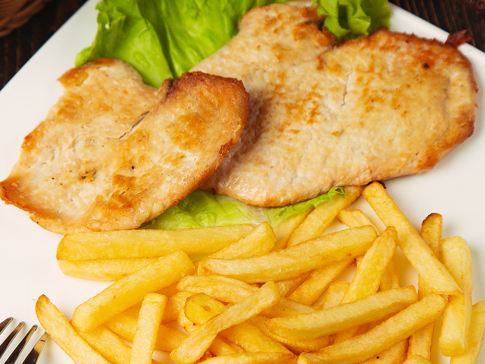 Bife de pollo con fritas