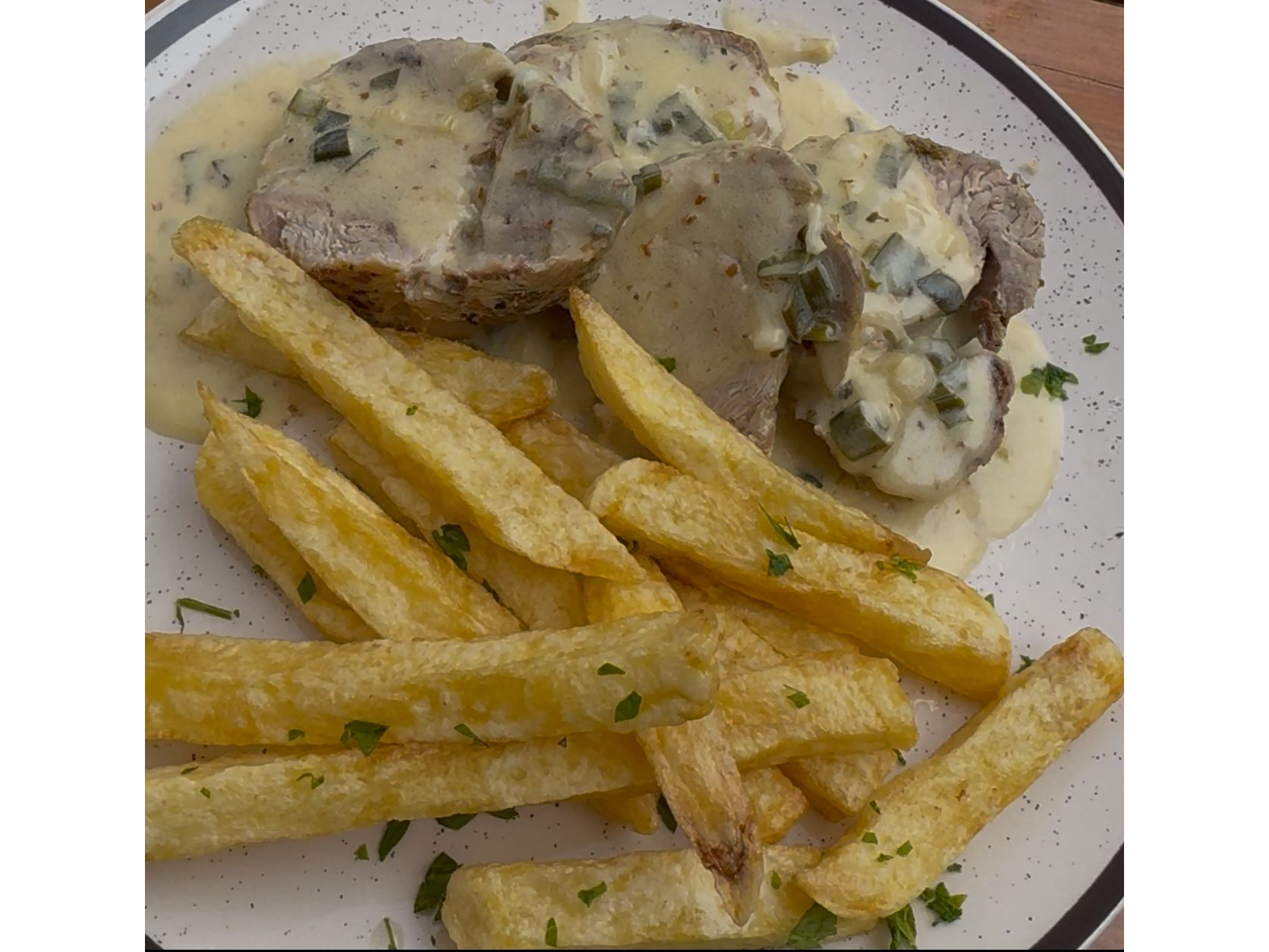 Bondiola al verdeo con fritas