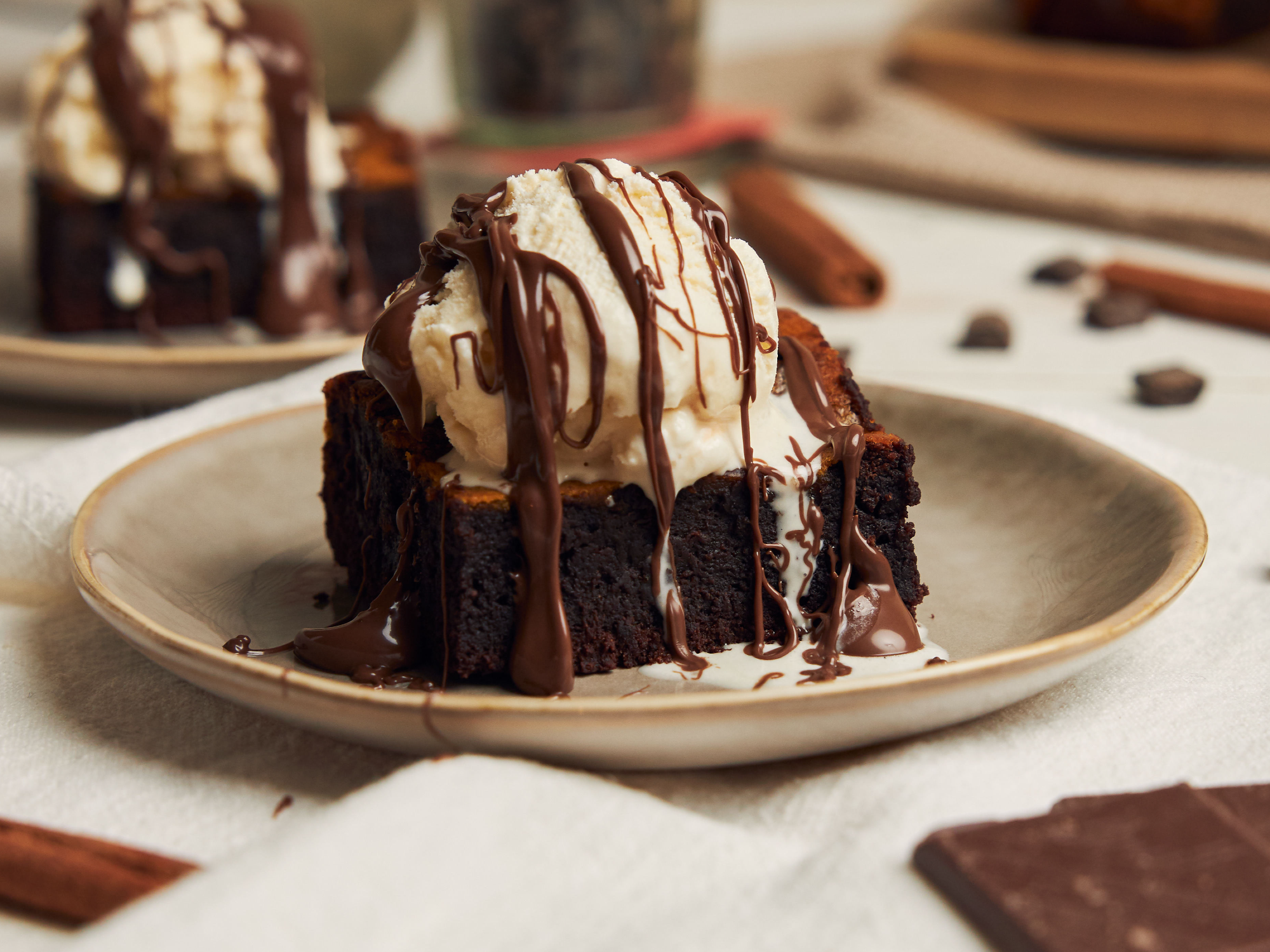 Brownie con bocha  de helado
