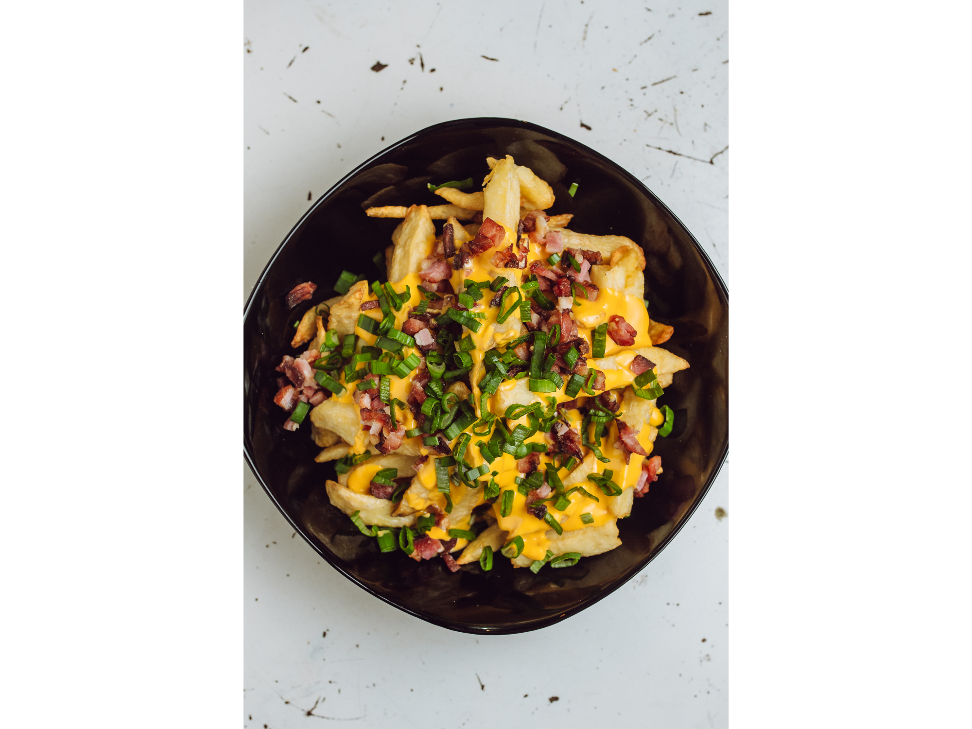 PORCIÓN DE PAPAS CHEDDAR, PANCETA Y VERDEO