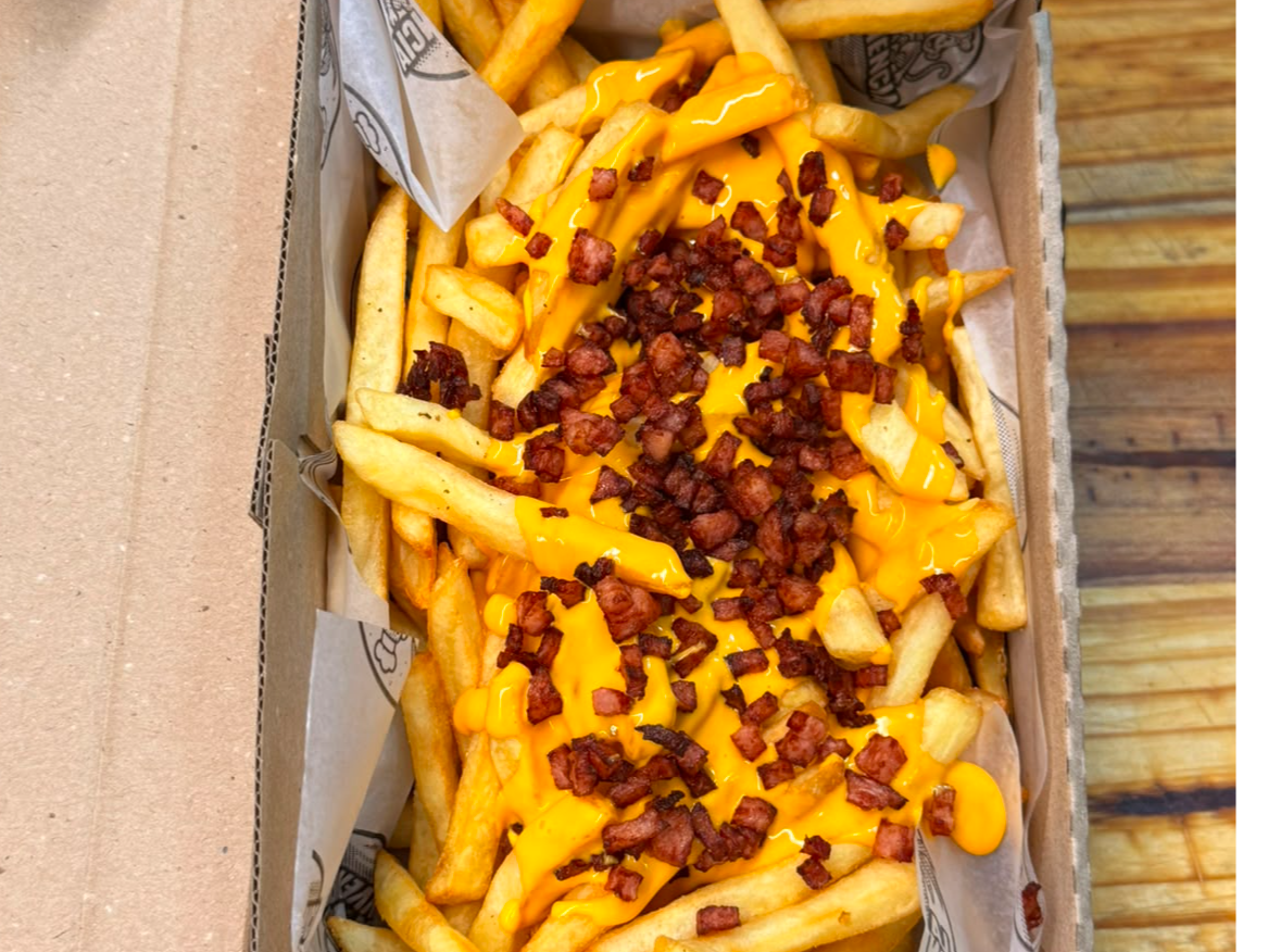 Papas fritas con cheddar y bacon