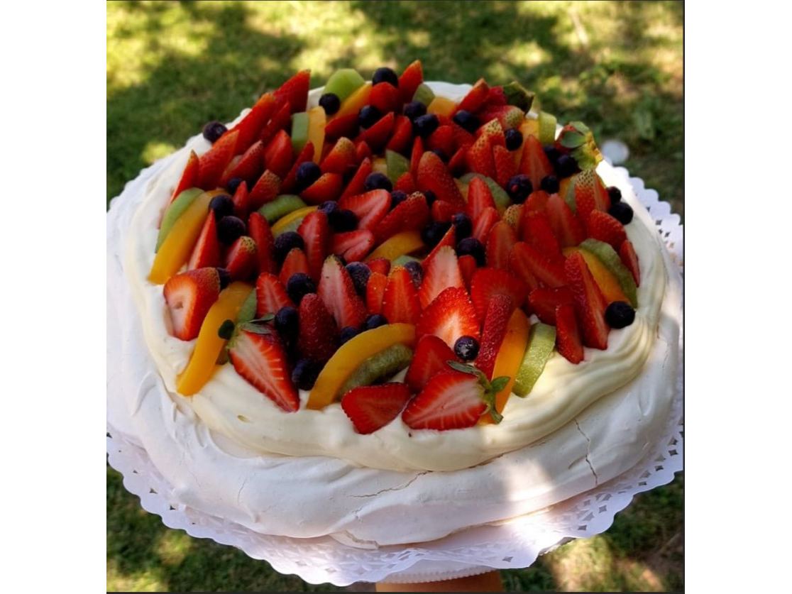 Pavlova con crema diplomata chica