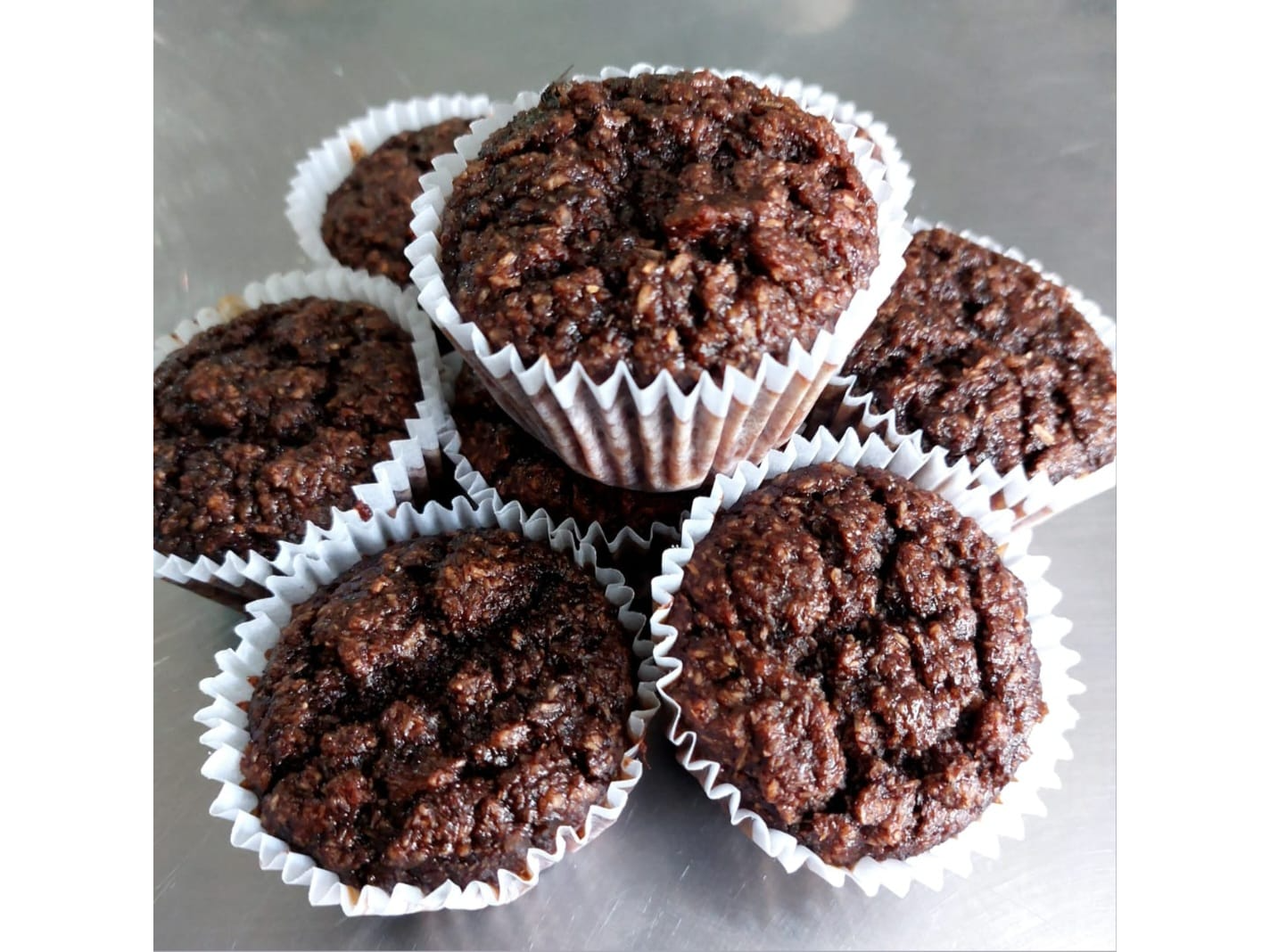 Muffins de banana, coco, avena, miel y chips de chocolates