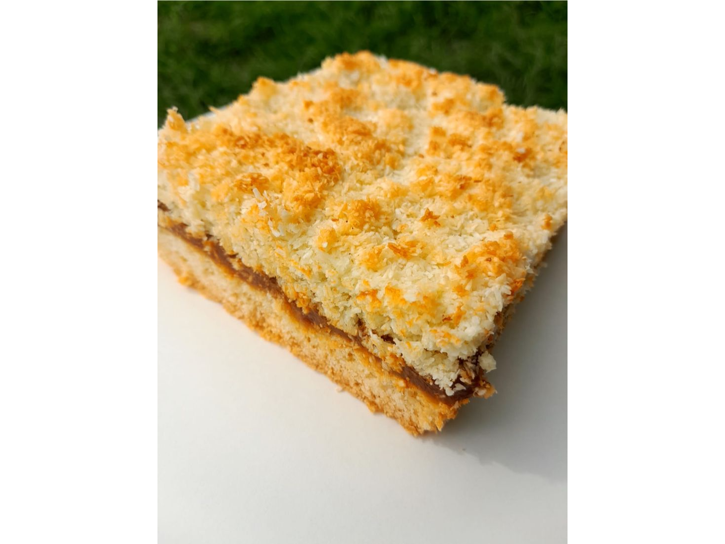 Porción de tarta de coco y dulce de leche