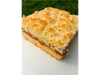 Porción de tarta de coco y dulce de leche
