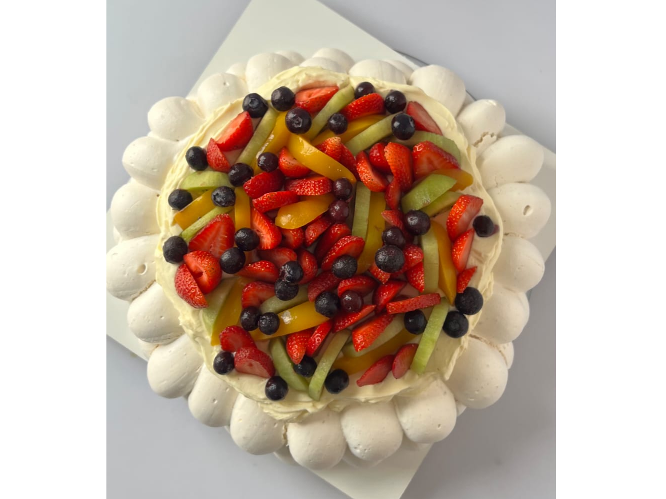 Pavlova con crema diplomata chica