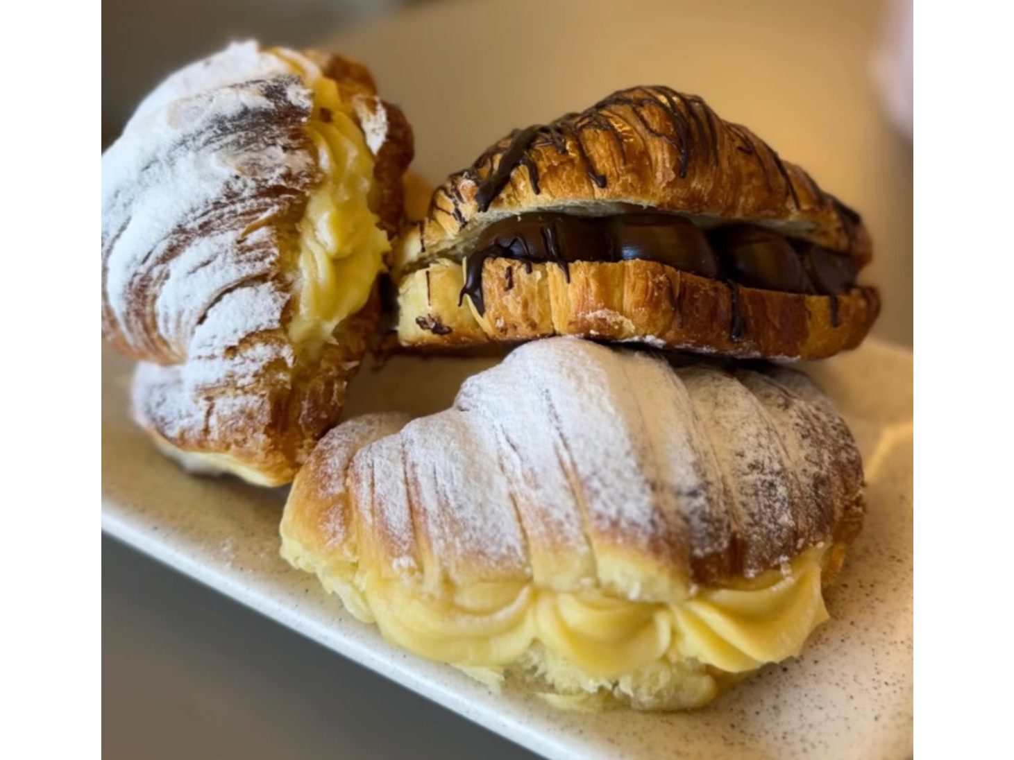 Medialunas rellenas de crema pastelera por media docena