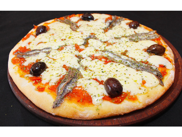 1/2 Muzzarella con morrones y anchoas.