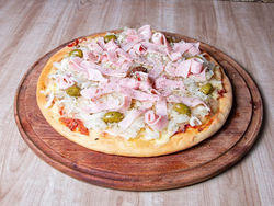 Muzzarella con Fugazetta y jamon, con aceitunas.