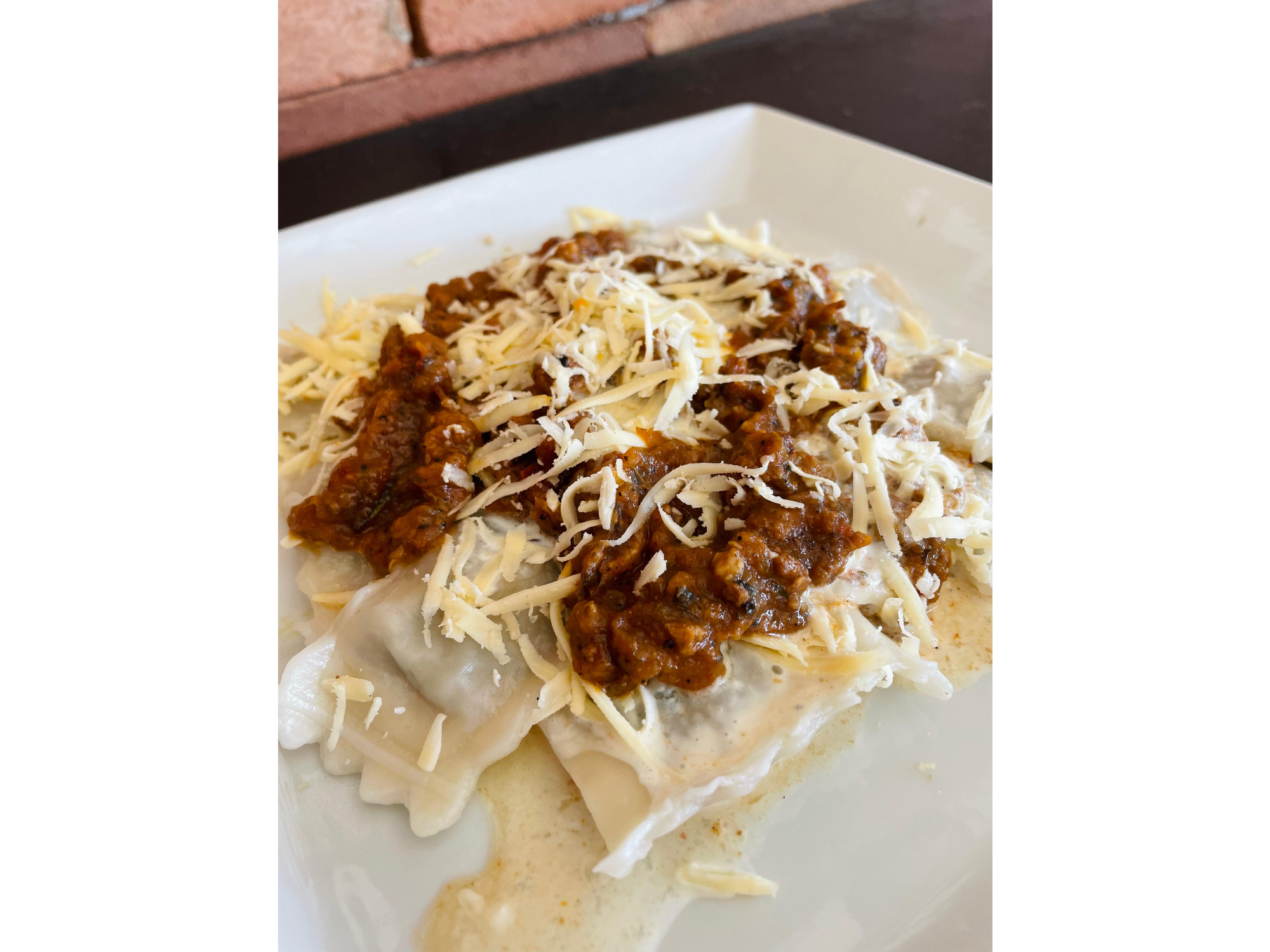 Ravioles caseros con salsa boloñesa