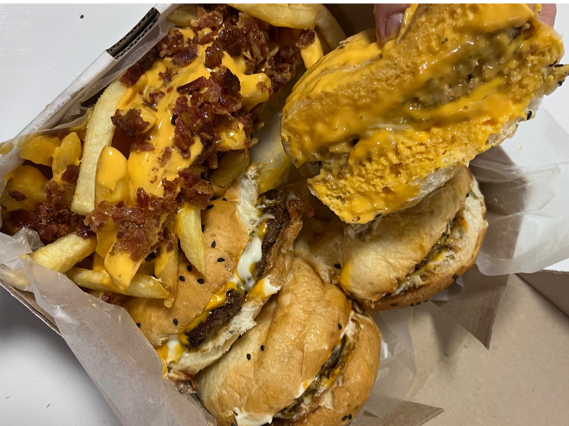 Cajita Feliz (2 burger cheese con papas cheddar y panceta)