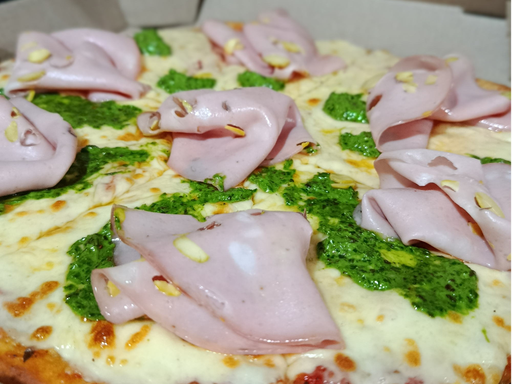 Mortadela con pistacho y pesto