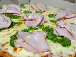 Mortadela con pistacho y pesto