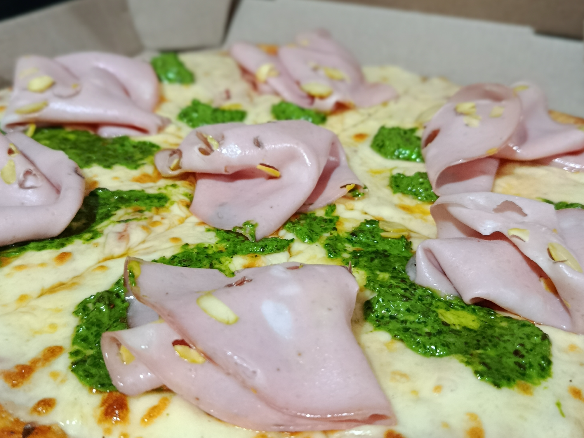 Mortadela con pistacho y pesto