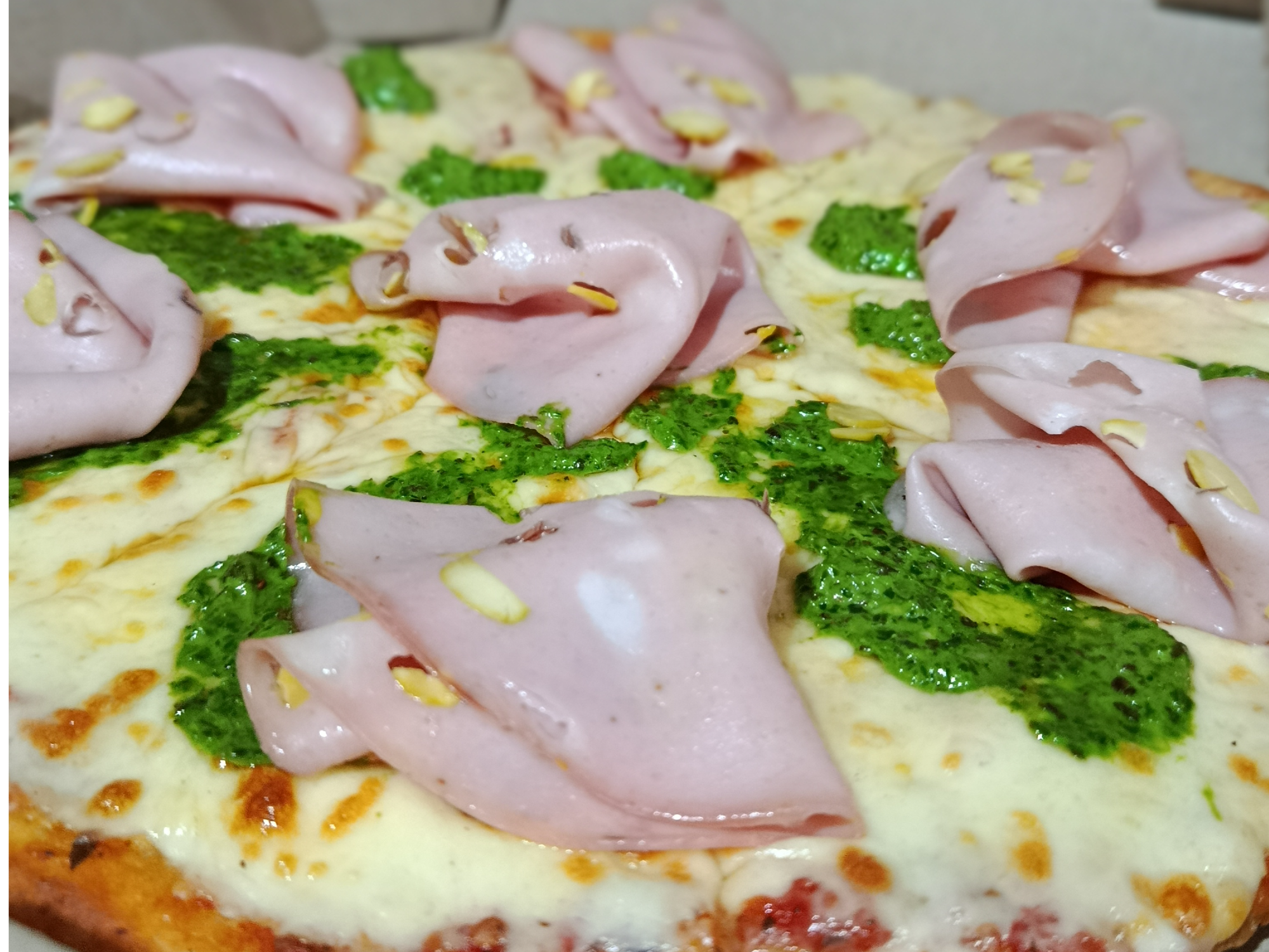 Mortadela con pistacho y pesto