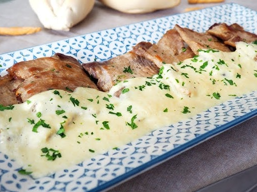 Viernes: carre de cerdo grillado con salsa de puerro + ensalada mixta