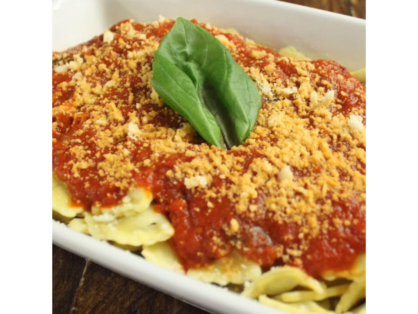 Lunes: Ravioles de carne y verdura con salsa, crema y queso