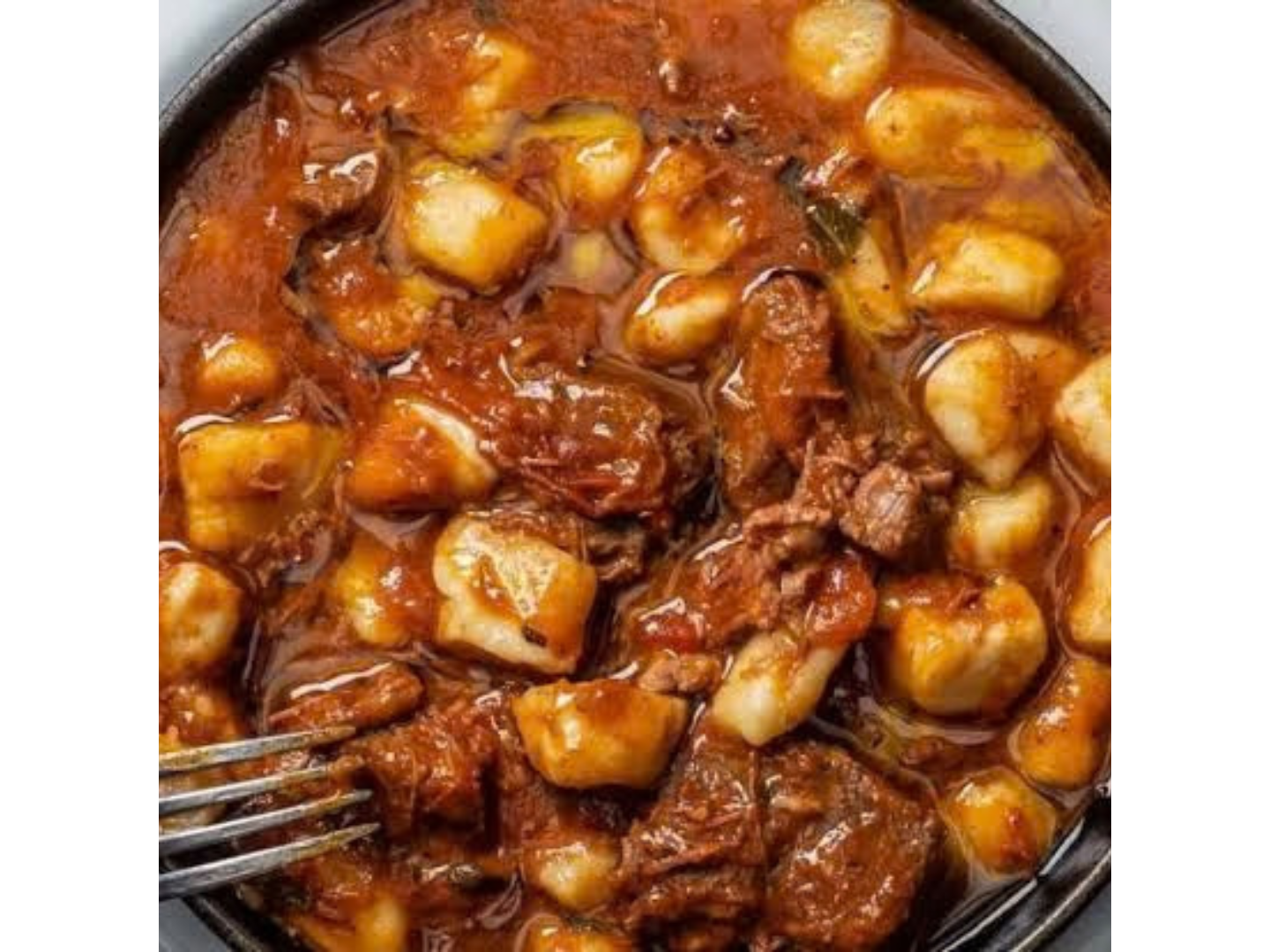 Martes: Estofado de carne con ñoquis de papa, queso sardo