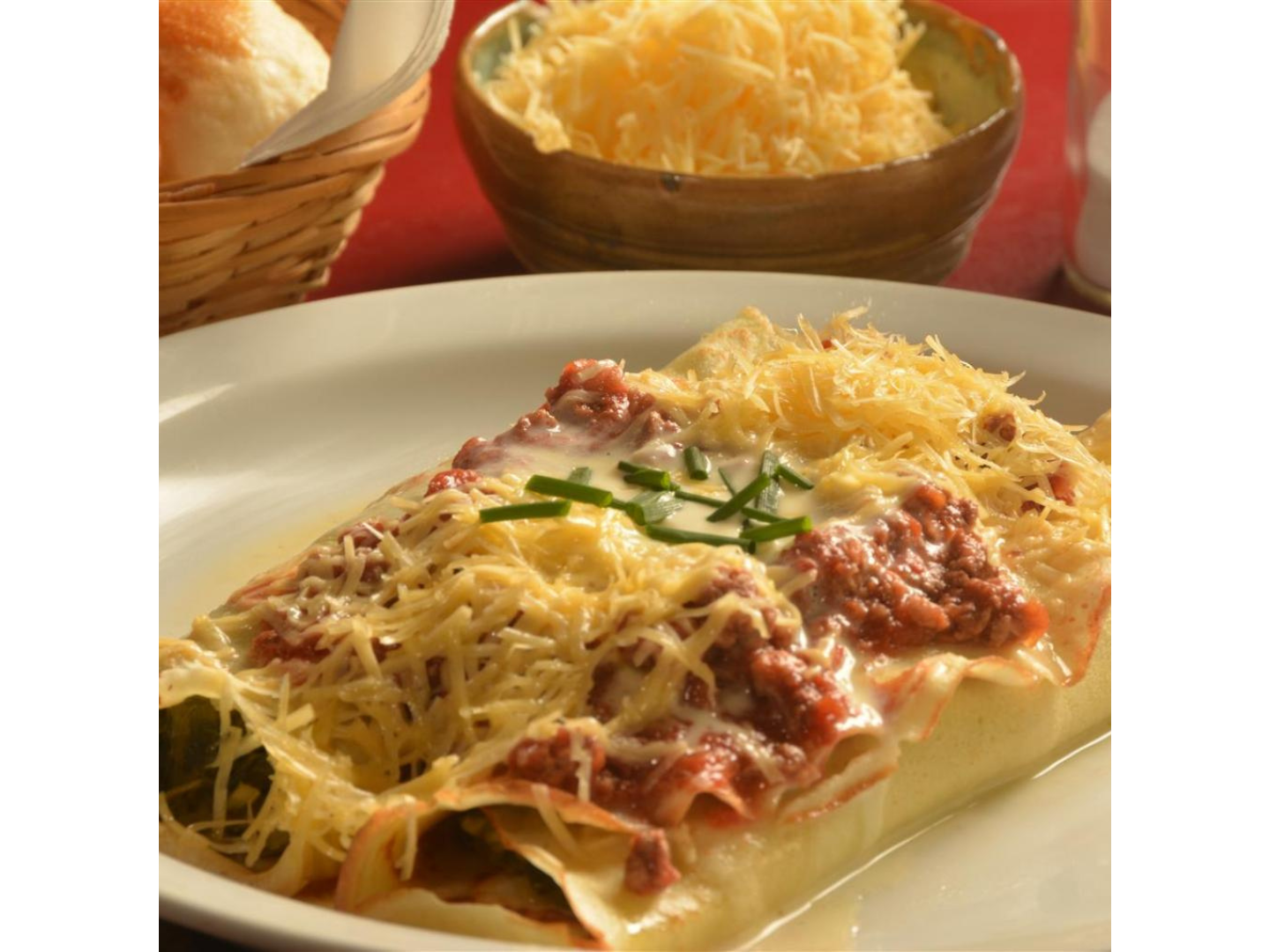 Jueves: Canelones de carne y verdura con salsa mixta
