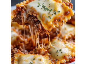 Miércoles: Ravioles de carne y verdura, con salsa boloñesa, crema y queso sardo de El Cucharón