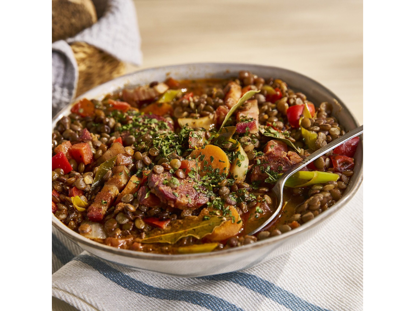 Lunes: GUISO DE LENTEJAS CON CHORIZO Y PANCETA.