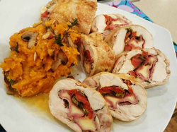 Jueves: pollo arrollado con pure mixto