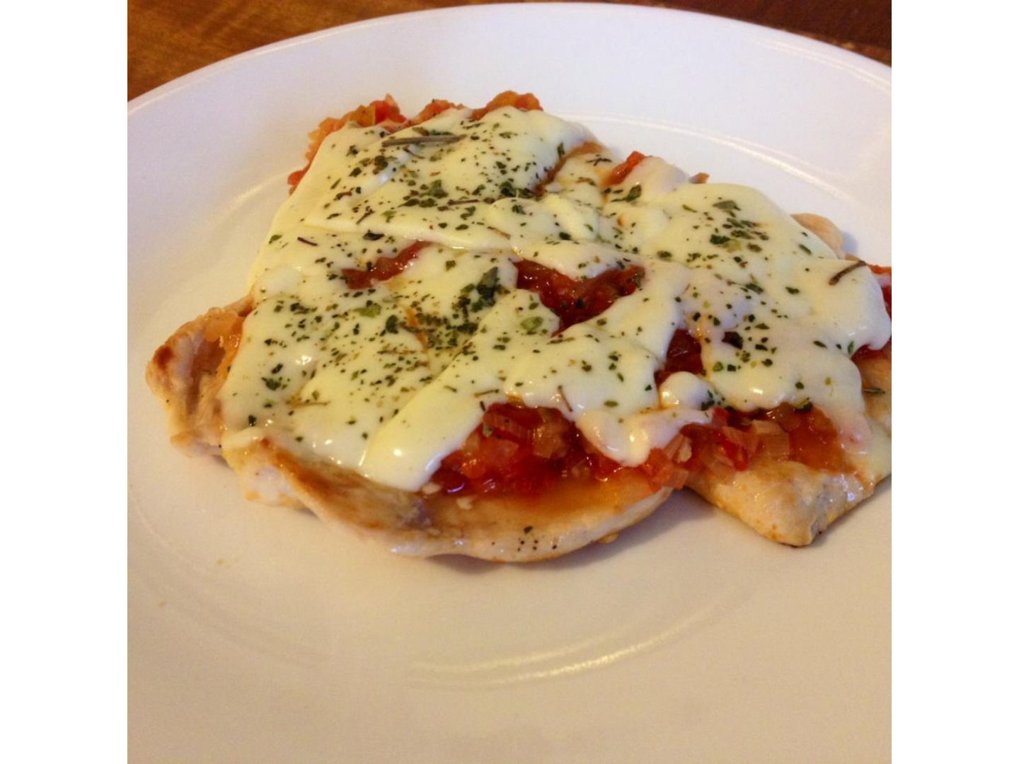 Viernes: PECHUGAS DE POLLO GRILLADA, A LA NAPOLITANA CON PURE MIXTO.