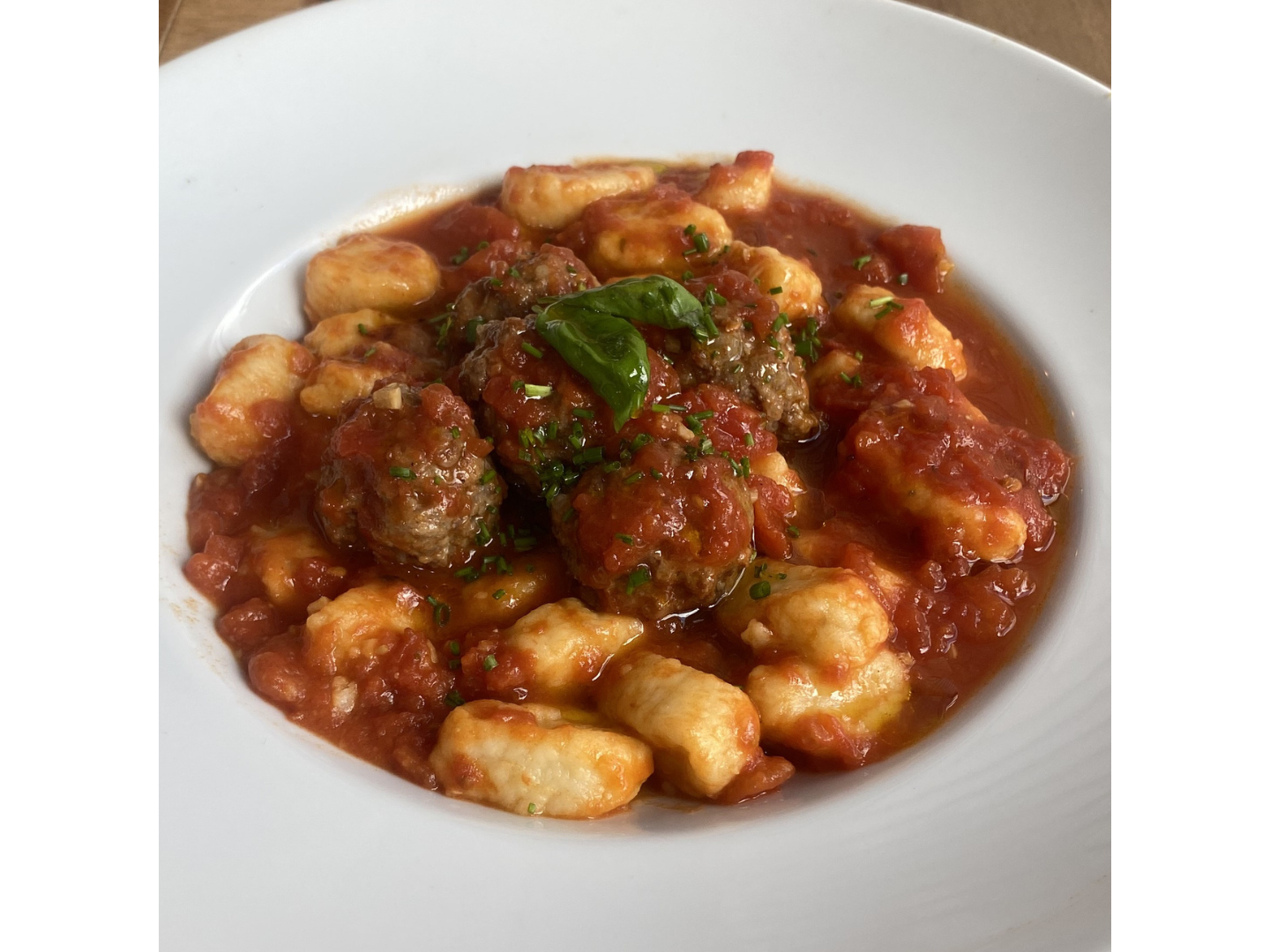 Lunes:ÑOQUIS DE PAPA CON SALSA, CARNE ESTOFADA, QUESO SARDO