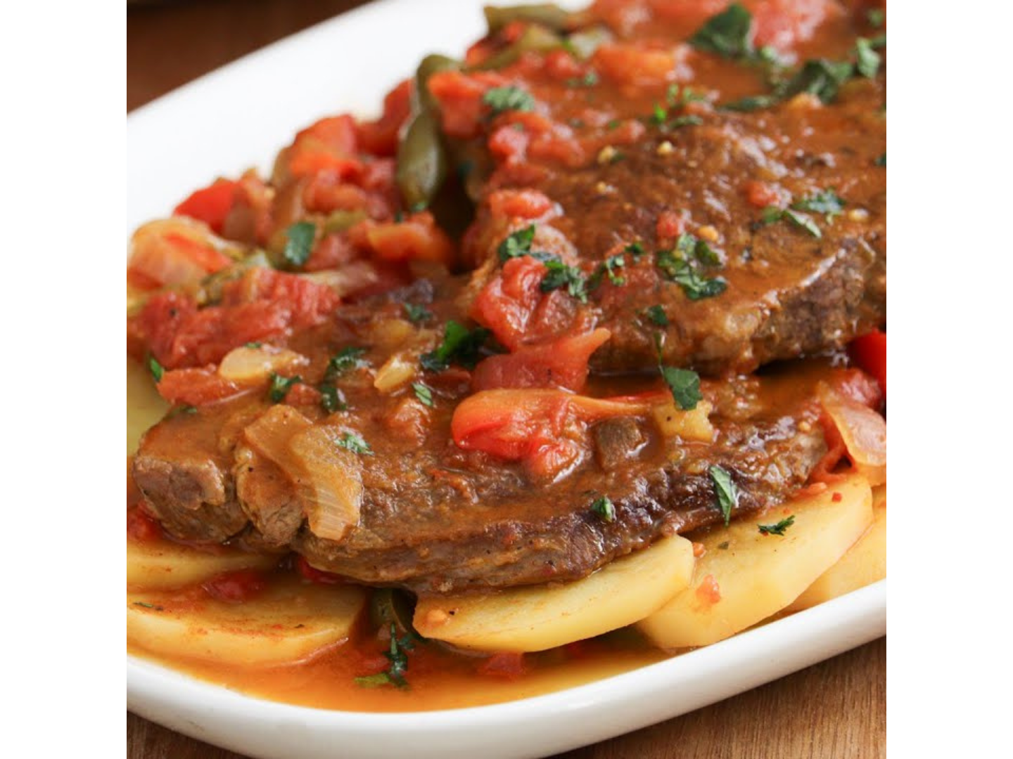 Viernes: Carne al horno con salsa criolla (opcional) + arroz amarillo con verduras.