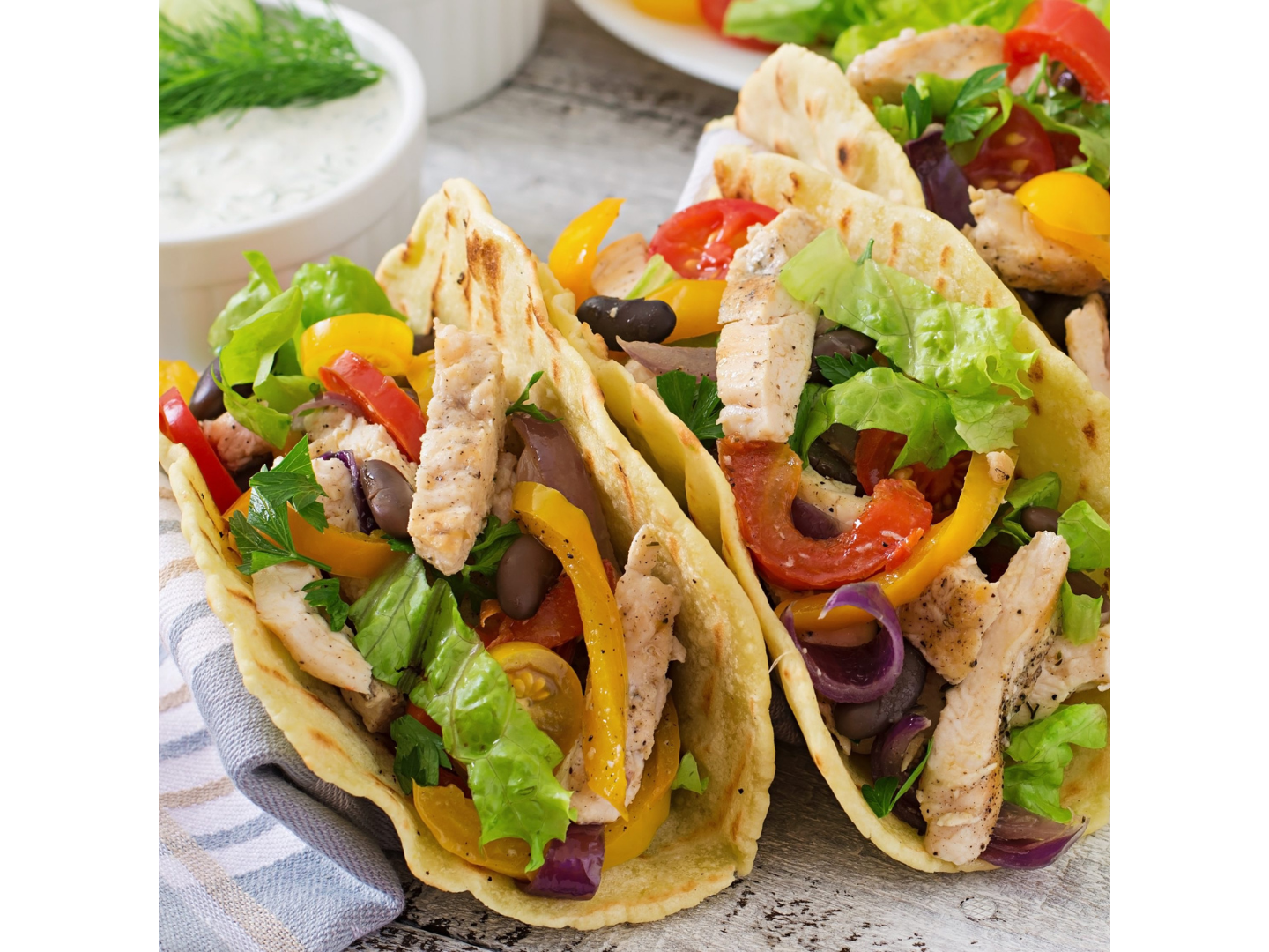 Jueves: Tacos de bondiola de cerdo braseada con verduras salteadas, repollo y alioli.